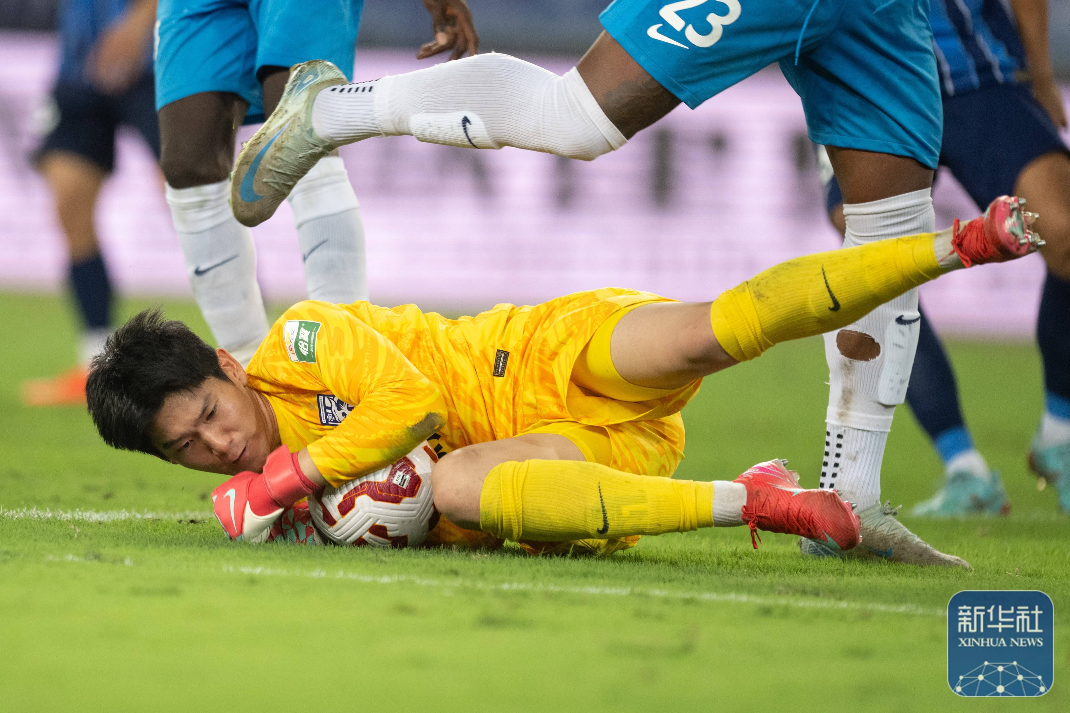 高清图：苏神大吼拥梅西跳蚤眯眼竖大拇指卖萌.